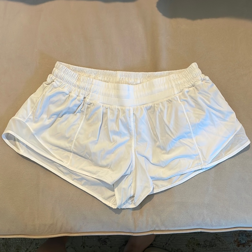Lululemon Hotty Hot Low-Rise shorts 2.5”